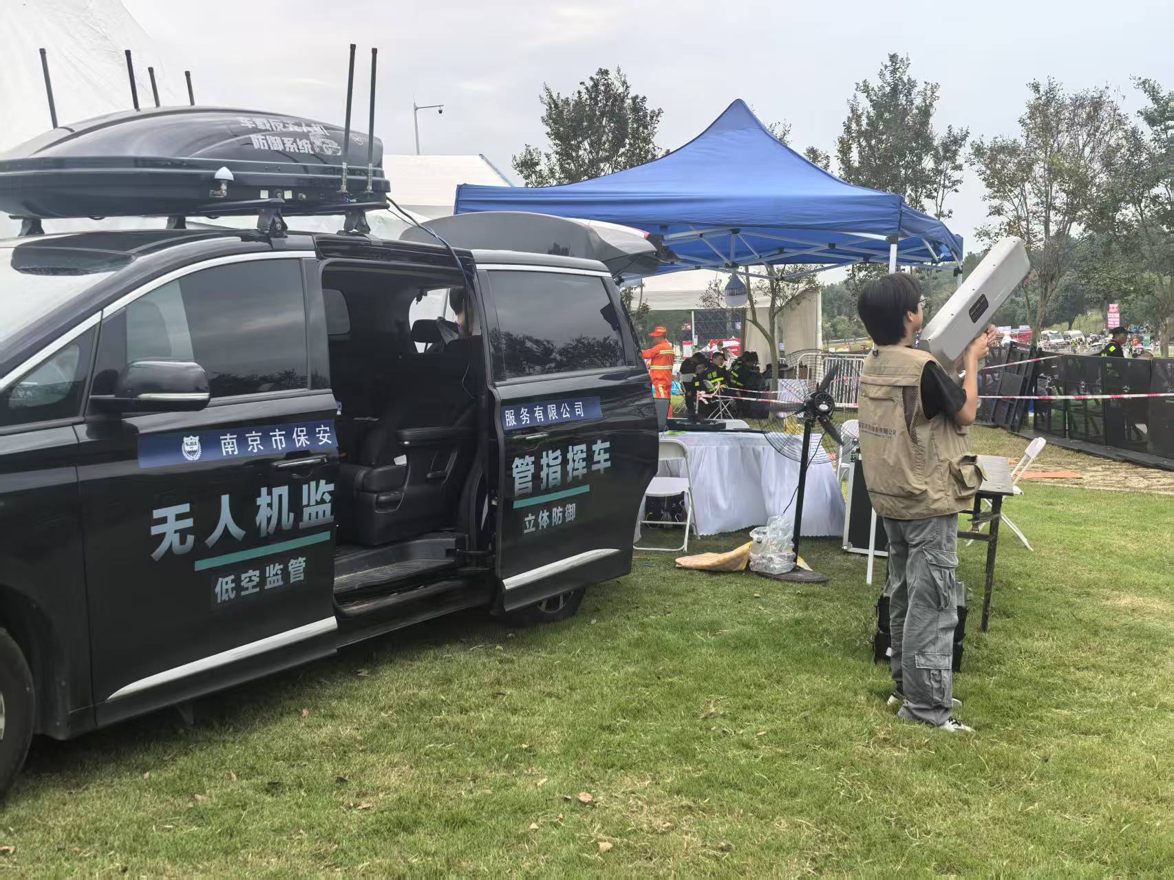 E:/25.12.10后 上传网站留存/【回首2025】南京保安“五新”答卷迎接“十五五”/回首2025照片/06 无人机反制车.jpg06 无人机反制车