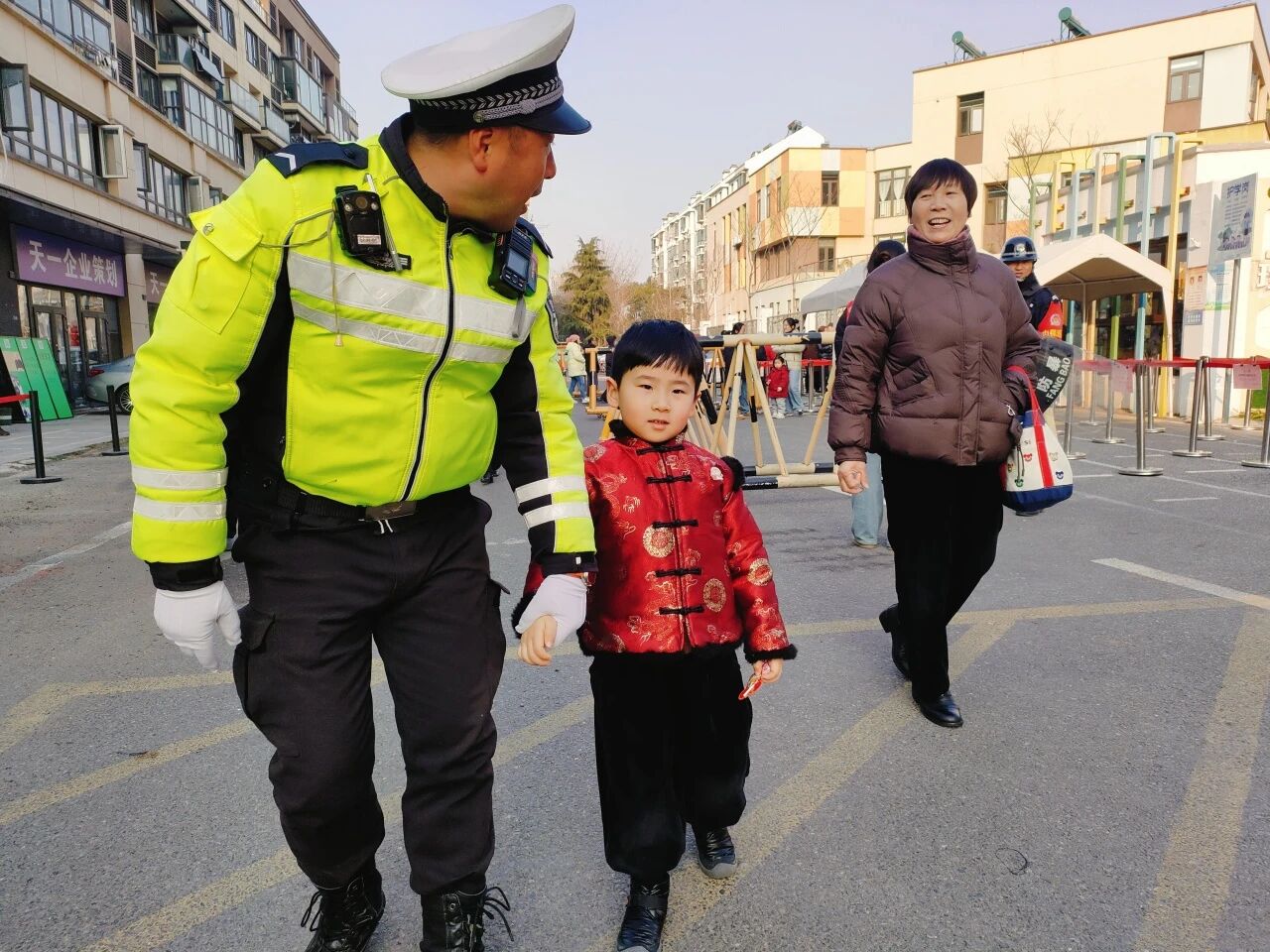 E:/25.12.10后 上传网站留存/【回首2025】南京保安“五新”答卷迎接“十五五”/回首2025照片/13.jpg13