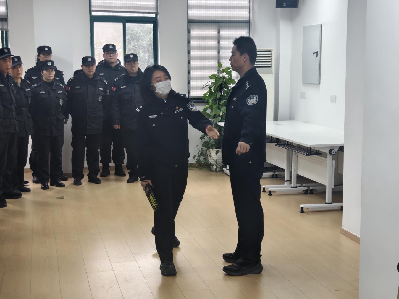 E:/25.12.10后 上传网站留存/以专业守护安全 用实战淬炼本领/照片/a98a2230643f88d54b379845c7c6dff4.jpga98a2230643f88d54b379845c7c6dff4