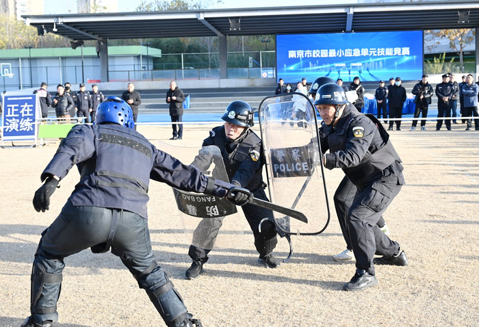 E:/25.12.10后 上传网站留存/喜报！南京市保安服务有限公司建邺分公司荣获“校园最小应急单元技能竞赛”一等奖/照片/w700d1q75cms.jpgw700d1q75cms