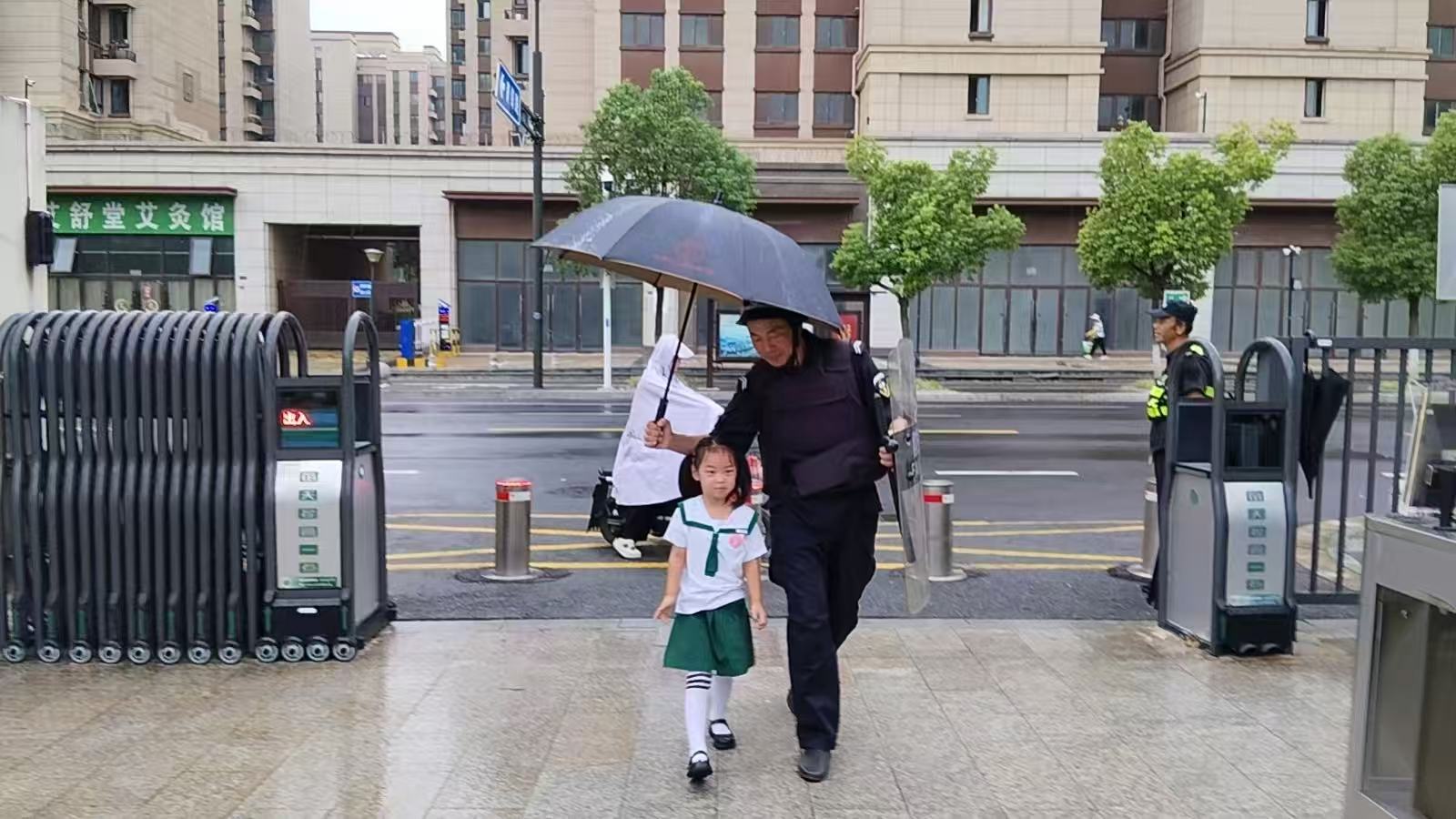 E:/25.12.10后 上传网站留存/【回首2025】南京保安“五新”答卷迎接“十五五”/回首2025照片/14.jpg14