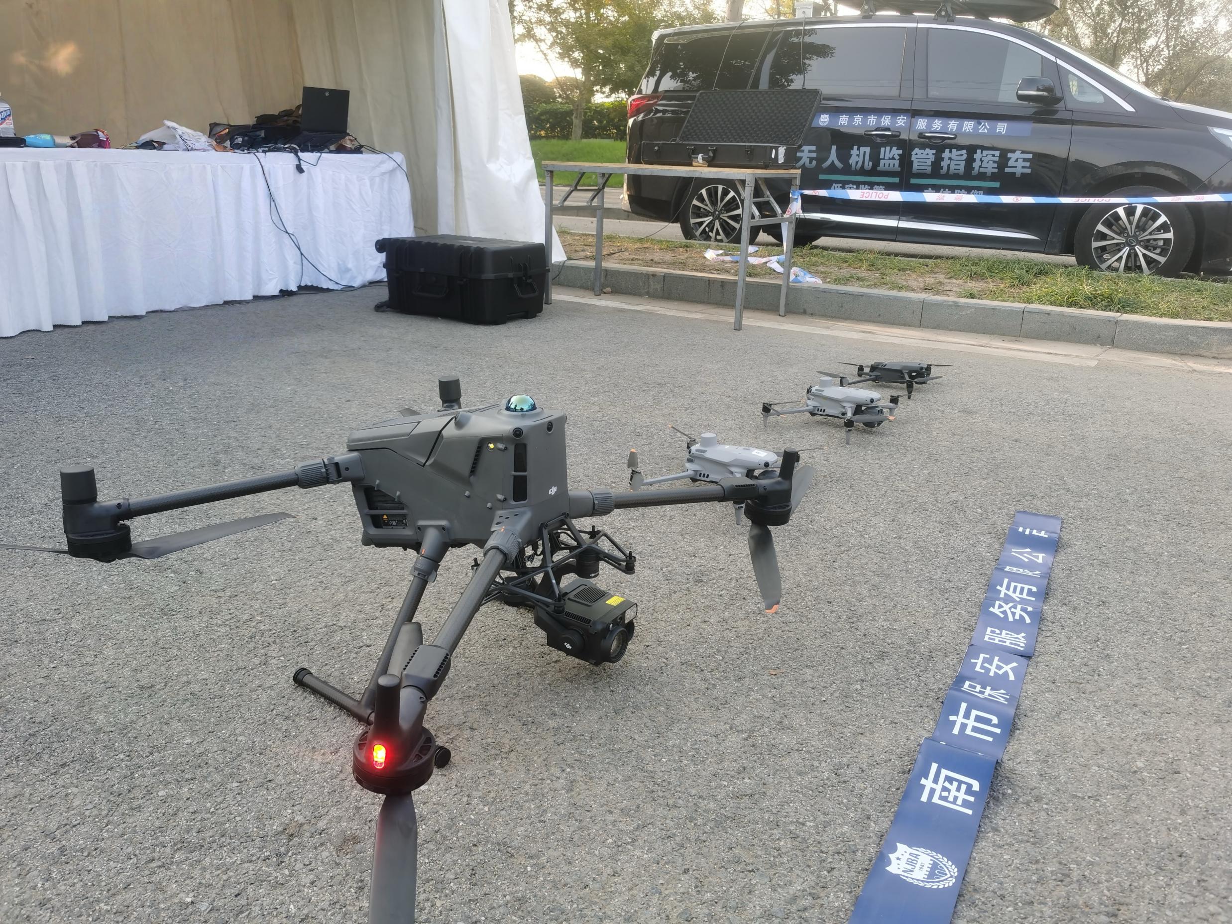 E:/25.12.10后 上传网站留存/【回首2025】南京保安“五新”答卷迎接“十五五”/回首2025照片/07 无人机-大活现场.jpg07 无人机-大活现场