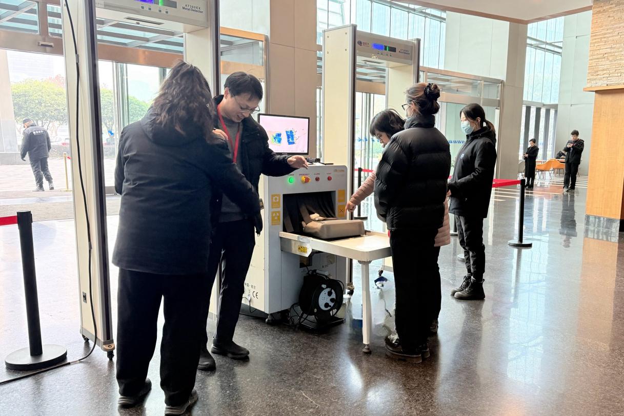 E:/25.12.10后 上传网站留存/“安保铁军、硬核保障”2026系列报道一——科技引领未来，安全护航盛会/照片/5212ea35a8b77386cbea49d69a720cf7.jpg5212ea35a8b77386cbea49d69a720cf7